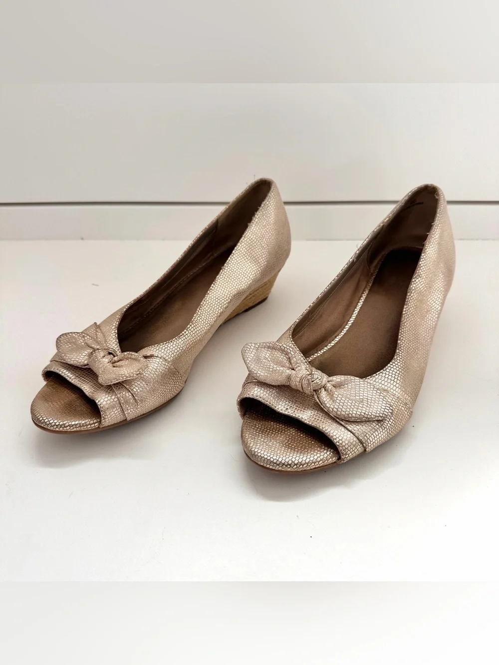 AEROSOLES Ship Deck Gold Snake Peep-Toe Bow wedge size 11